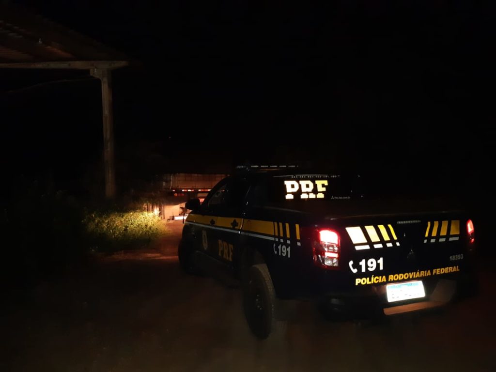 PRF apreende carreta carregada de cigarros paraguaios em Guaíra