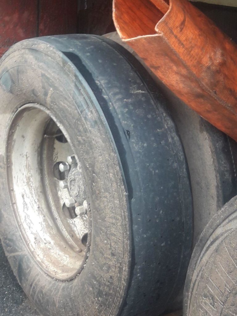 Caminhão em mau estado de conservação acessa área de escape na BR-376, no Paraná
