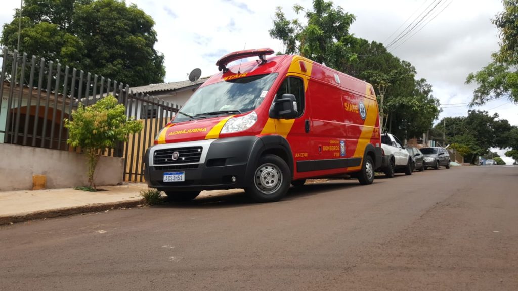 Vítima de queda é socorrida no Bairro Floresta