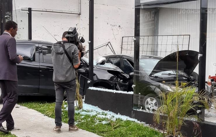 Bandidos em fuga perdem controle e provocam acidente dentro de mecânica do Portão