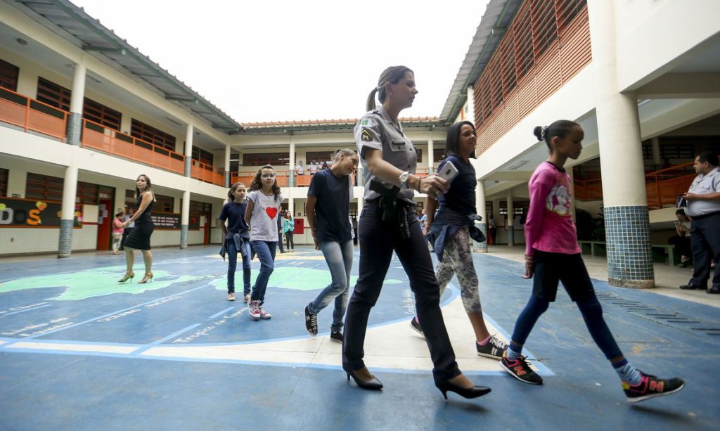 Segue para sanção projeto que autoriza o funcionamento de até 200 Colégios Cívico-Militares no Paraná