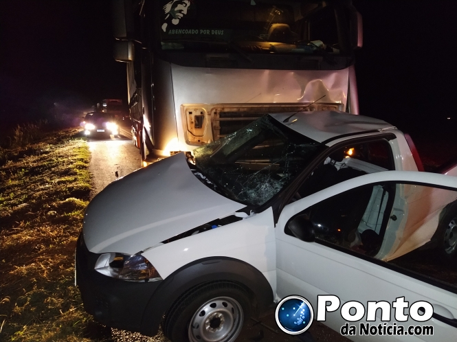 Mulher morre e homem fica em estado grave em colisão entre carro e carreta na BR-163, em Bela Vista Imagem referente a Mulher morre e homem fica em estado grave em colisão entre carro e carreta na BR-163, em Bela Vista