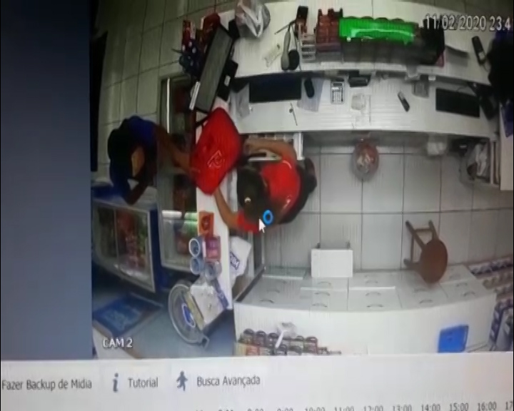 Câmeras registram ação de bandido em farmácia da Avenida Brasil