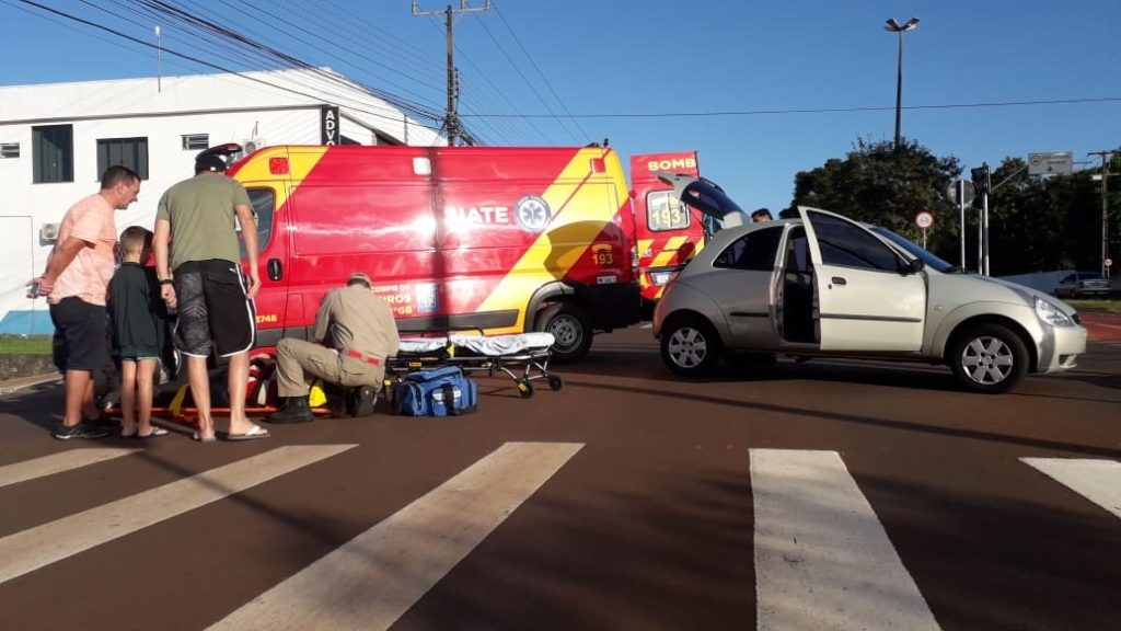 Colisão entre Ford Ka e moto na Av. Barão do Rio Branco deixa mulher ferida