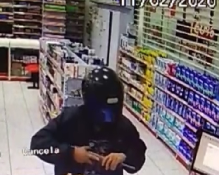 Imagens mostram bandido efetuando assalto em farmácia da Rua Jacarezinho