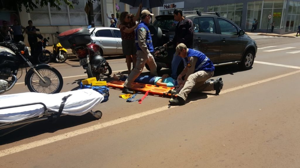 Colisão traseira envolvendo carro e moto é registrada na Rua Erechim