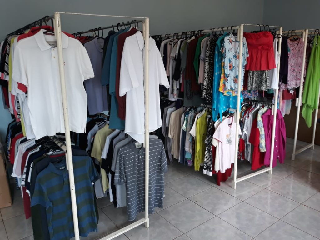 Cáritas promove bazar beneficente com roupas a partir de R$ 2