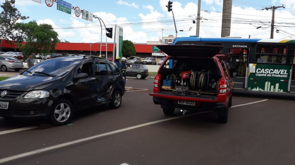 Idoso de 69 anos fica ferido ao colidir com ônibus na Av. Tancredo Neves
