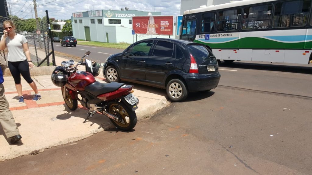 Carro e moto se envolvem em acidente no Alto Alegre