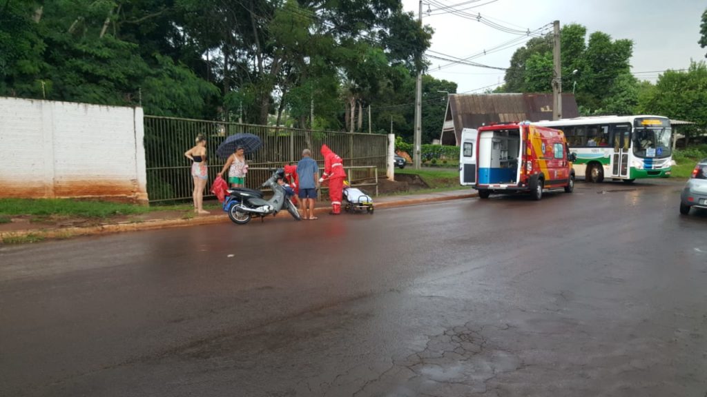 Mulher fica ferida ao sofrer queda de moto
