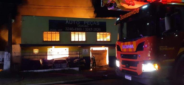 Incêndio destrói autopeças em Curitiba e fogo de artifício pode ter sido a causa