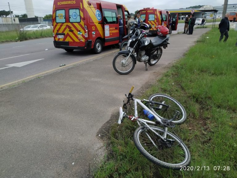 Ciclista fica gravemente ferido após batida contra motocicleta em Curitiba