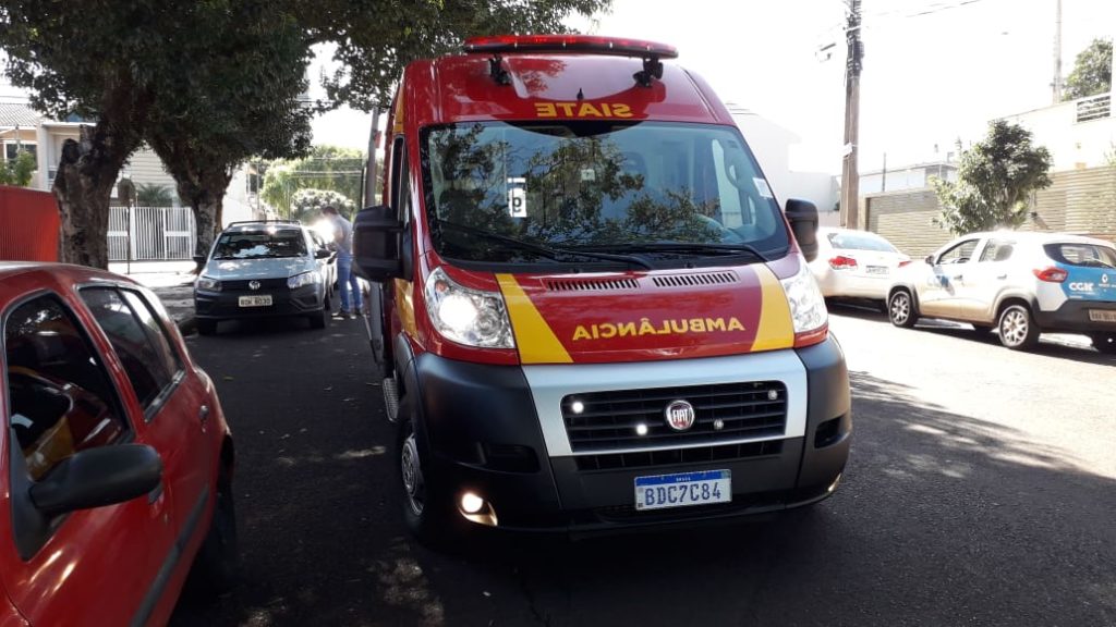 Idosa tem suspeita de fratura após sofrer queda, na Rua Curitiba