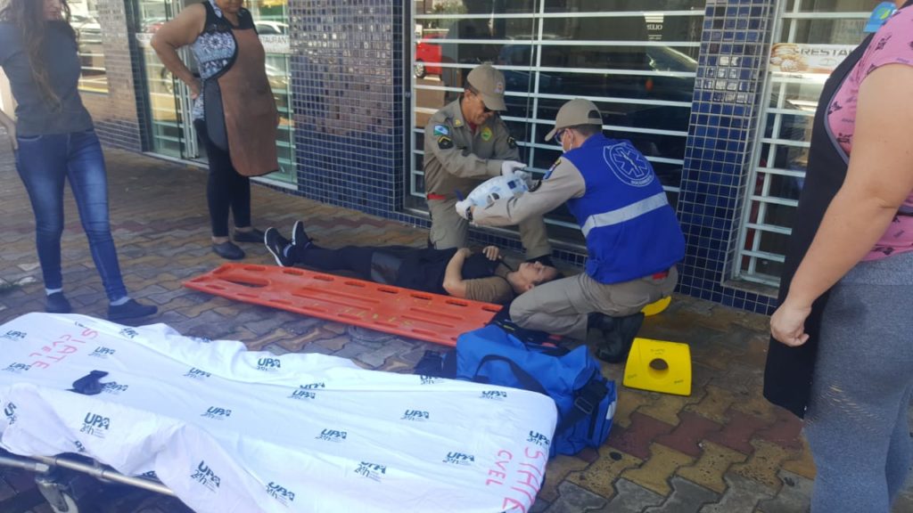 Mulher fica ferida ao ser atropelada por ciclista na Avenida Carlos Gomes