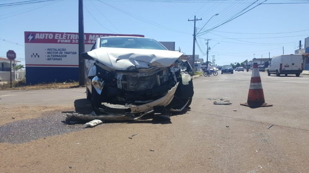 Gol e caminhão batem em cruzamento no Bairro Parque São Paulo