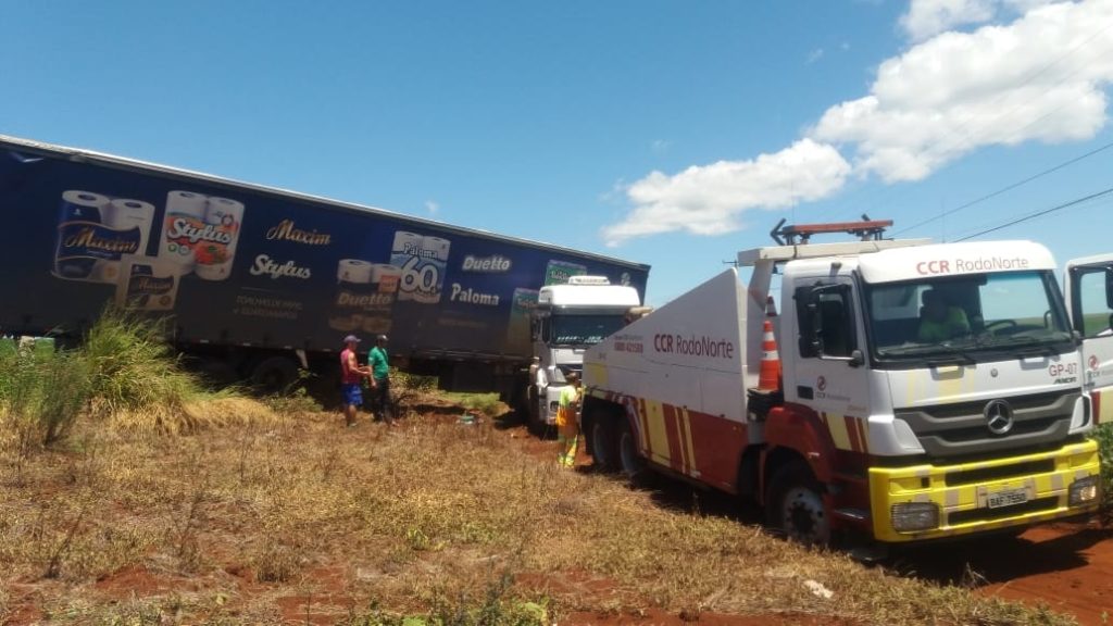 Carreta sai da pista e causa congestionamento na BR-376, entre Mauá da Serra e Marilândia do Sul