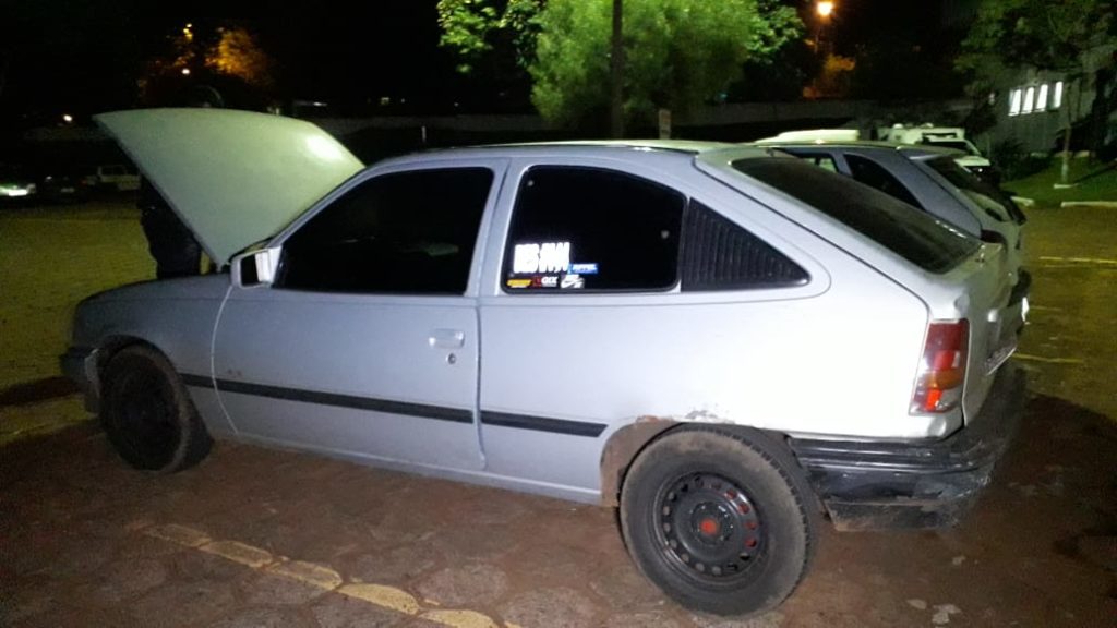 Morumbi: dupla foge de abordagem, efetua disparos de arma de fogo contra equipe da GM e abandona veículo Kadett
