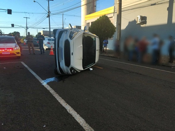 Ford Ka tomba após colisão com carro estacionado em Francisco Beltrão Imagem referente a Ford Ka tomba após colisão com carro estacionado em Francisco Beltrão