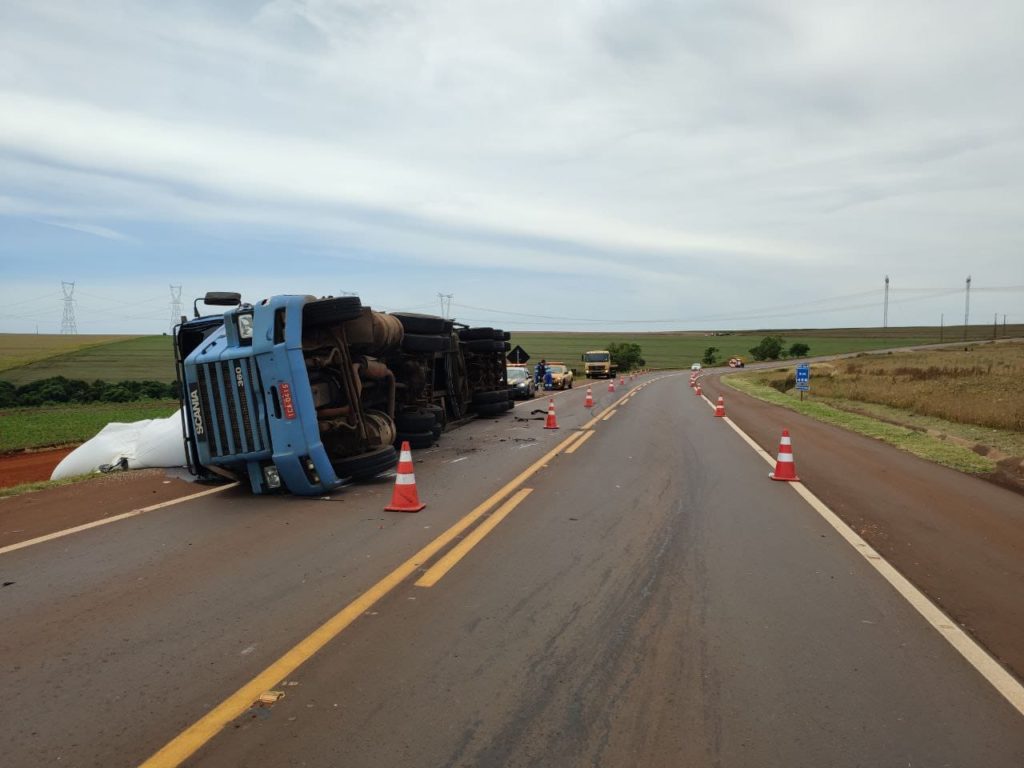 Carreta tomba em colisão com carro na BR-369, em Corbélia
