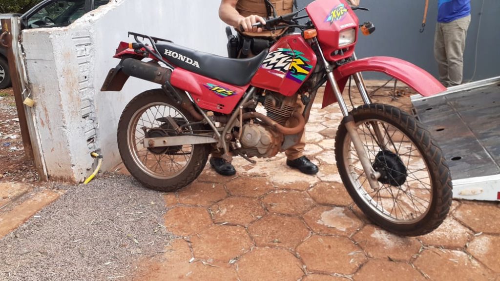 Homem tenta praticar assalto, é agredido por populares e motocicleta furtada é recuperada