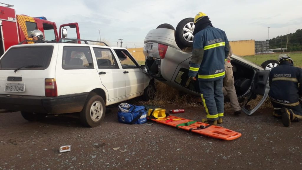 Carros se envolvem em colisão e um deles capota no Bairro Esmeralda