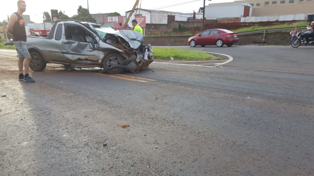 Acidente envolve três veículos na BR-277