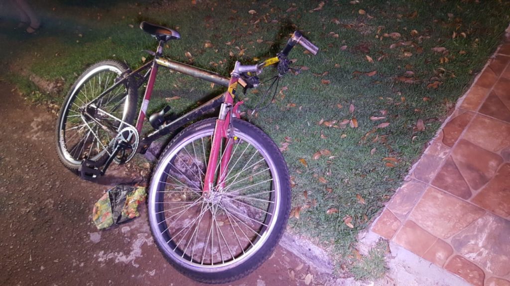 Ciclista sofre queda, bate com a cabeça em meio-fio e fica em estado grave no Bairro Brasmadeira