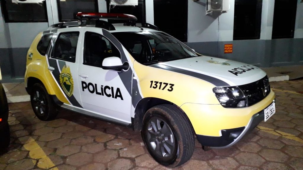 Criminoso abandona pares de tênis após arrombamento em loja no Centro