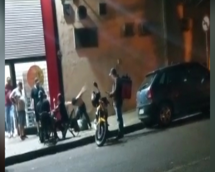Vídeo mostra andarilhos brigando no centro; um deles ficou em estado grave