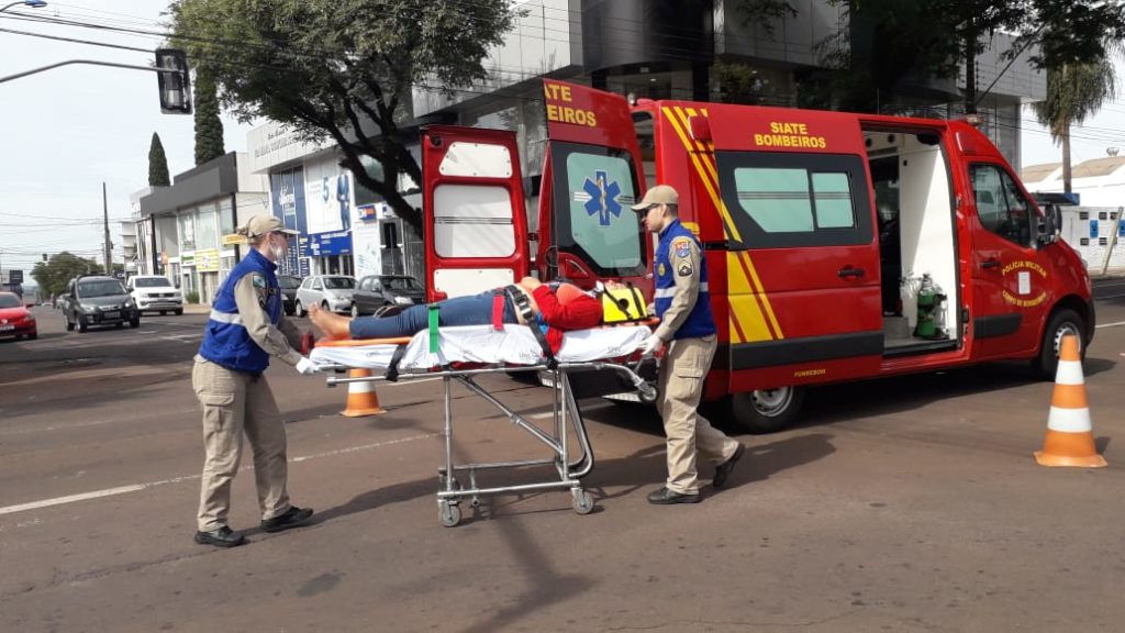 Carro e moto se envolvem em acidente na Rua Paraná, esquina com a Rua Nereu Ramos