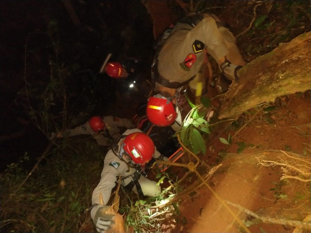Chão rompe e trabalhador morre prensado em trator; resgate do corpo durou pelo menos 7 horas