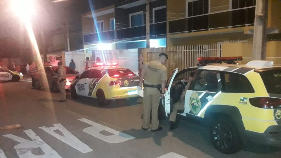 Marido encontra mulher rendida ao sair do banho e mata assaltante em Curitiba