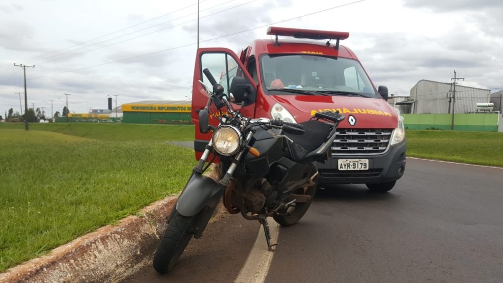 Motociclista colide contra ônibus no trevo de acesso ao Bairro Guarujá