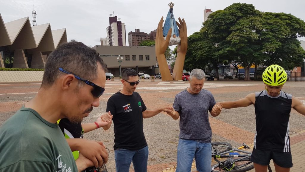 Grupo de ciclistas faz oração por Dagoberto Grapiglia, vítima de acidente de trânsito na PR-180