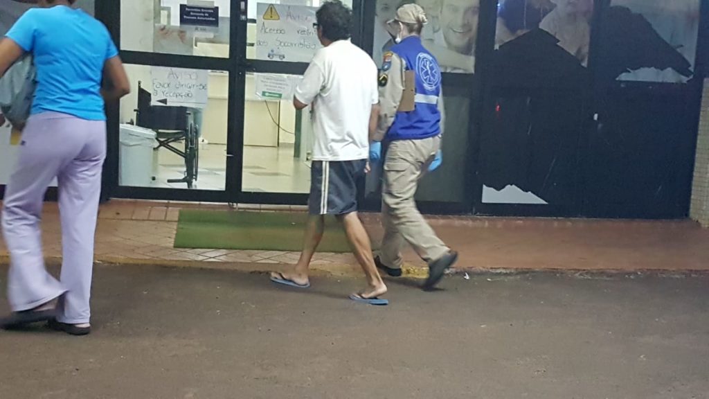 Homem se machuca ao trocar calha no Bairro Santa Cruz