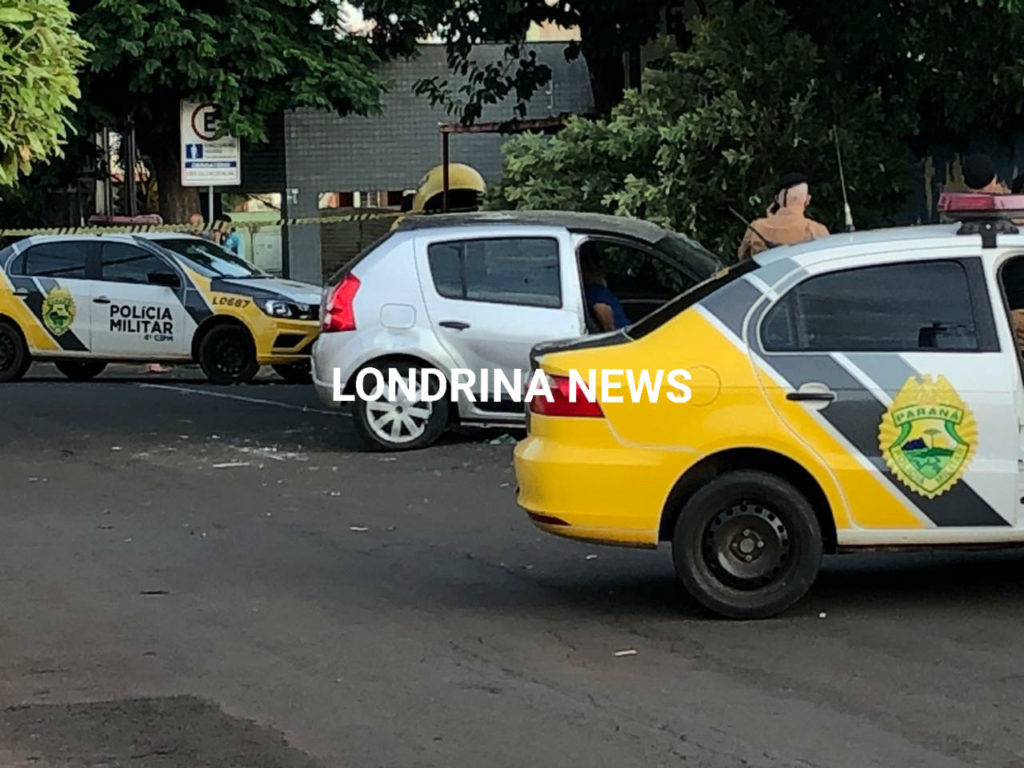 Um morre e outro fica gravemente ferido após serem baleados dentro de carro em Londrina