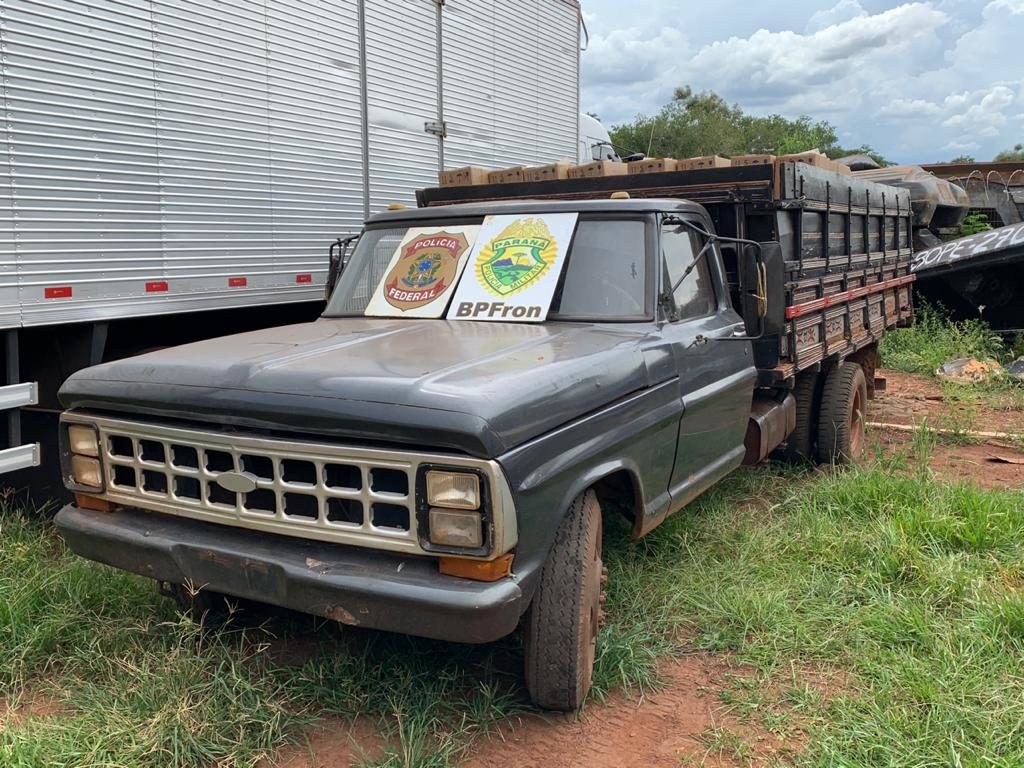 PM apreende caminhonete F400 e embarcação carregadas com cigarros contrabandeados em Pato Bragado
