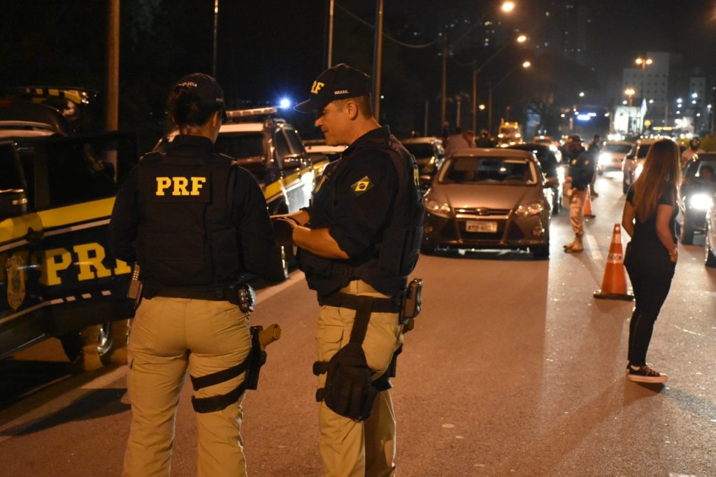 Em apenas uma noite, PRF autua 56 motoristas bêbados no Paraná