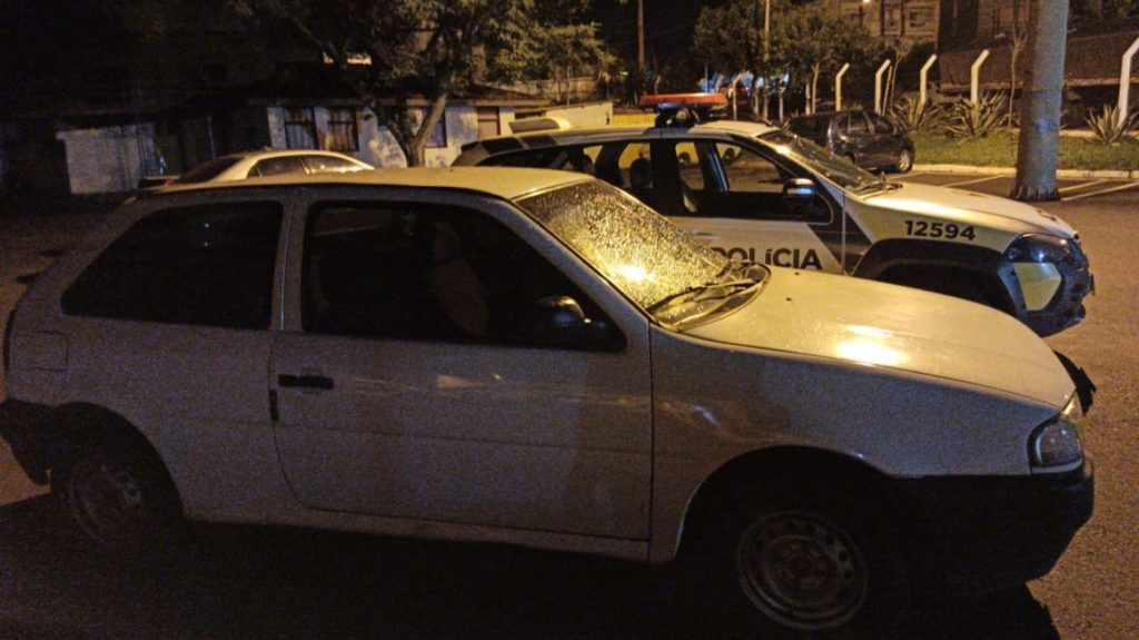 Menores com longa ficha criminal são pegos furtando carro em Francisco Beltrão