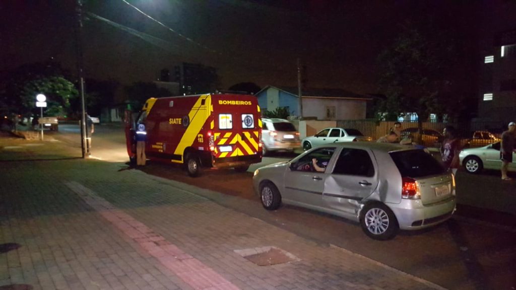 Mulher é atendida pelos Bombeiros, após colisão entre carros no Bairro Neva