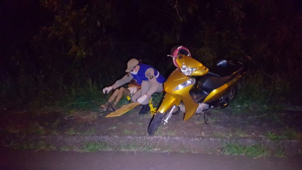 Mulheres ficam feridas ao caírem de moto no Bairro Brasília