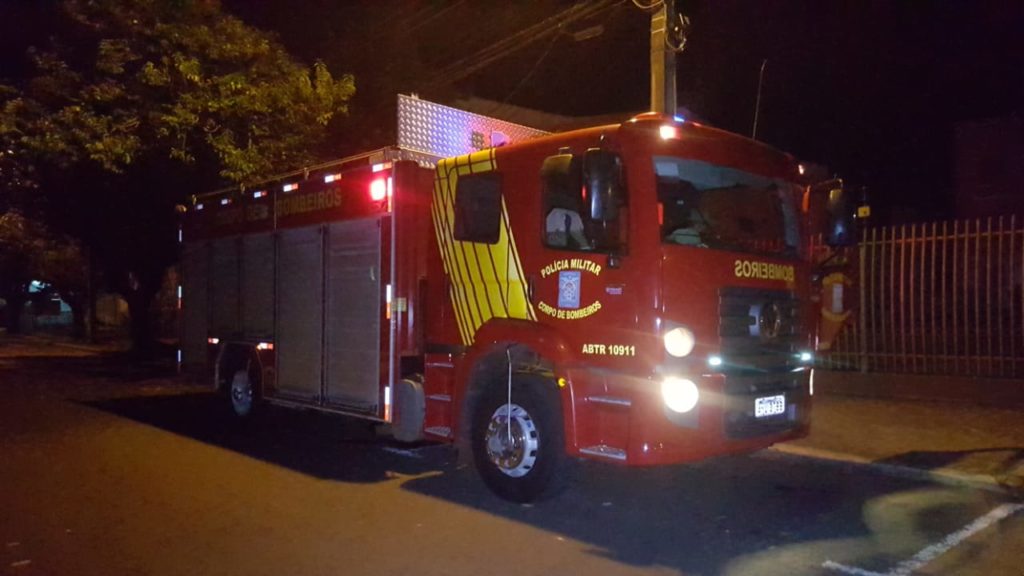 Bombeiros apuram possível vazamento de gás em prédio no Centro