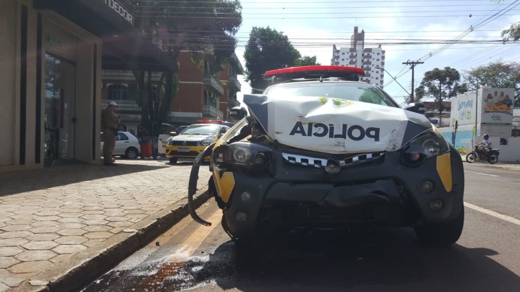 Viatura da PM se envolve em colisão com Palio, no Centro