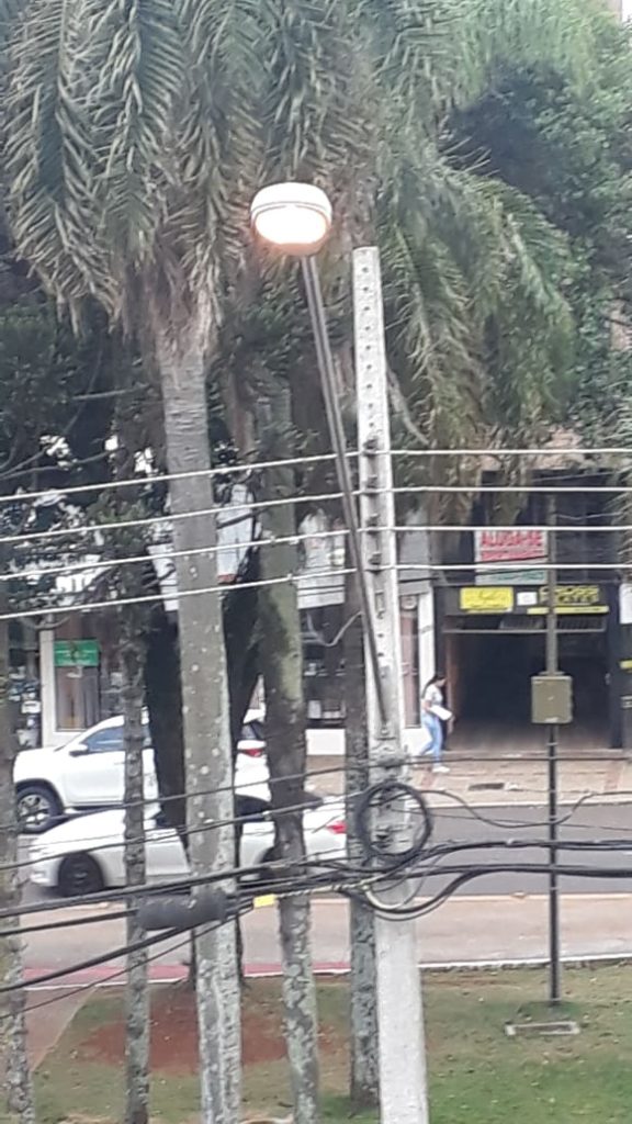 Morador reclama de lâmpada acesa o dia todo na Av. Brasil