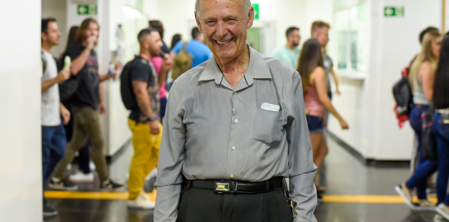 Albertino Rodrigues Pipa: idoso de 85 anos é o calouro mais velho das universidades do Paraná Imagem referente a Albertino Rodrigues Pipa: idoso de 85 anos é o calouro mais velho das universidades do Paraná