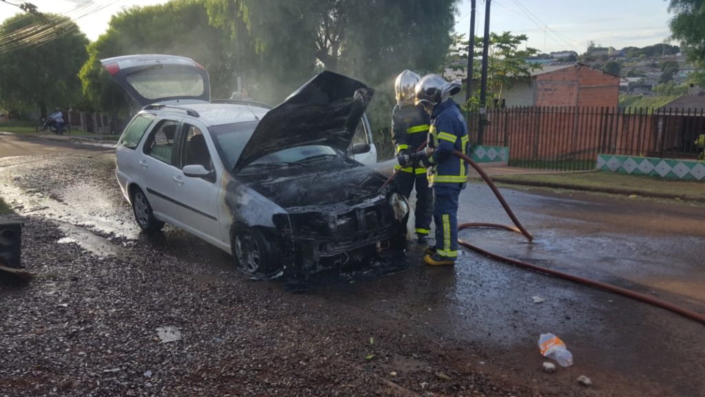 Carro pega fogo no Bairro Brasília
