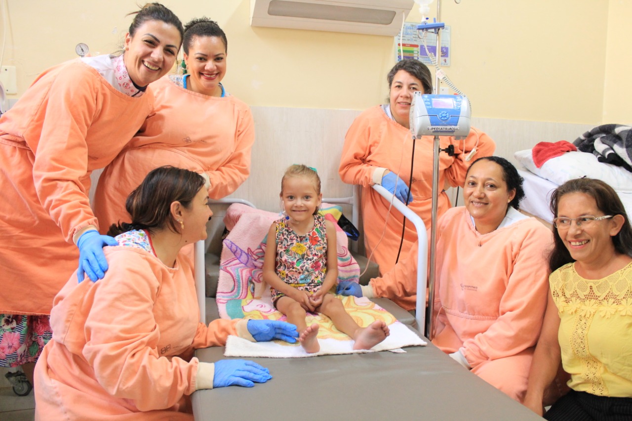 Imagem referente a Enfermeiras do Huop proporcionam “passeio” a paciente com fibrose cística