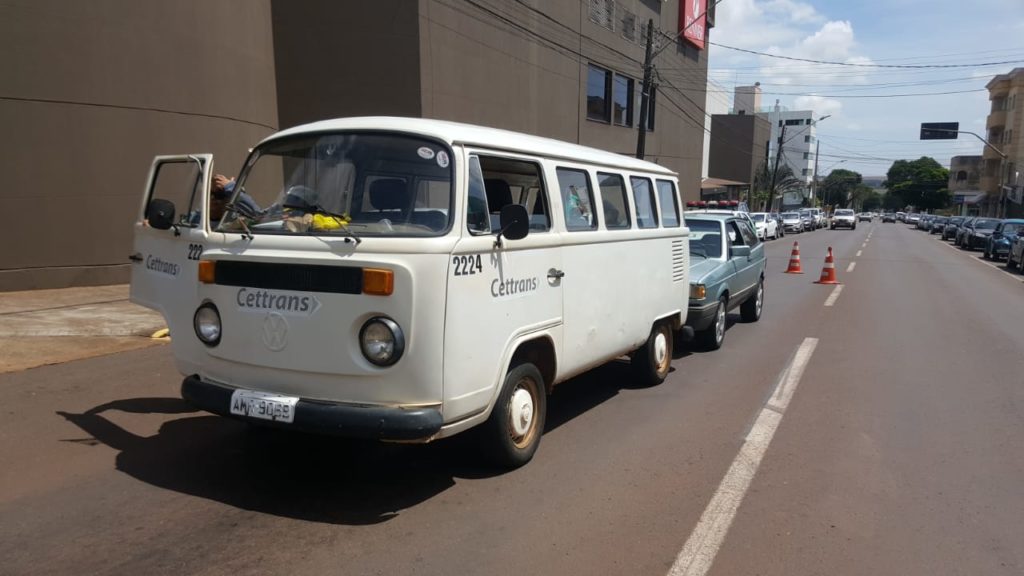 Kombi da Cettrans e Gol se envolvem em colisão no Centro