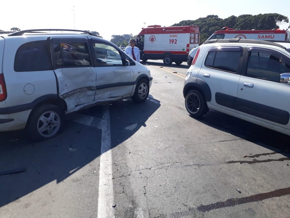 Acidente entre dois carros deixa dois feridos no Contorno Norte