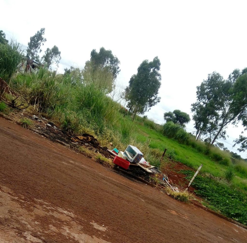 Descarte de entulho em terreno incomoda moradores do Bairro Colina Verde